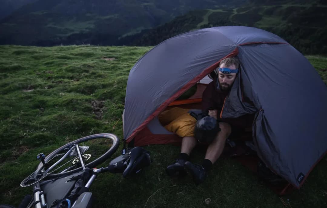 Jaki namiot na rower? Oto, czego unikać przy wyborze idealnego modelu